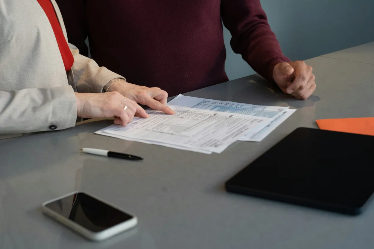 Professionisti che controllano documenti cartacei durante una riunione