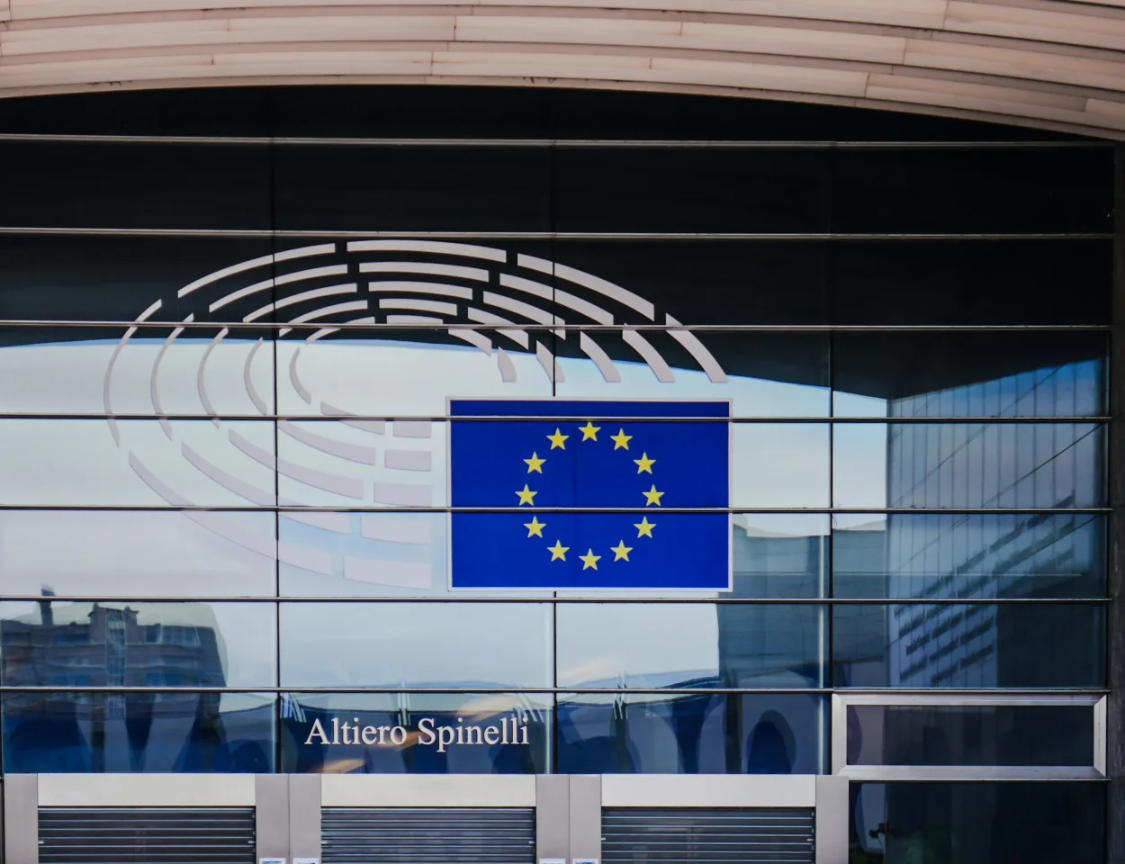Bandiera dell'Unione Europea sulla facciata di un edificio istituzionale